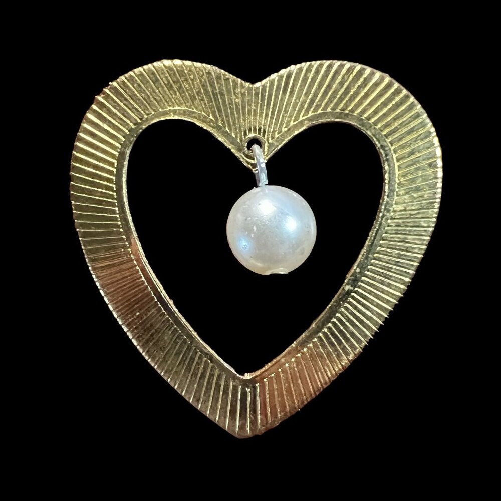 Heart‎ Brooch Hanging Pearl Center Gold Tone Vintage Pin